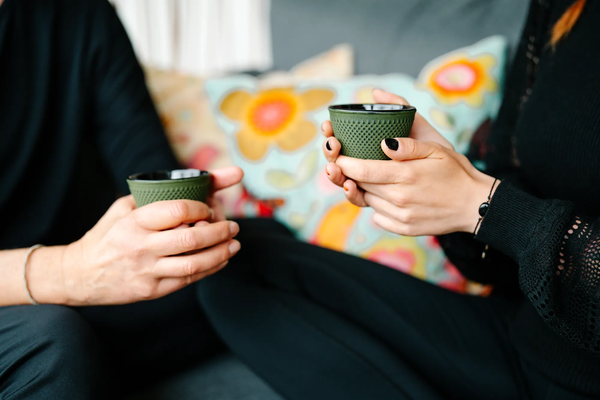 Zwei Tassen Kräutertee im Gespräch – Wissen zu Darmgesundheit, Hormonen und Ernährung