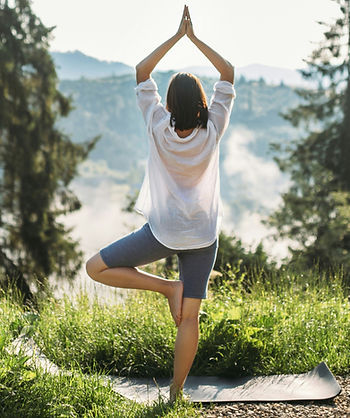 Frau in Yoga-Pose in der Natur – Loslassen im Herbst