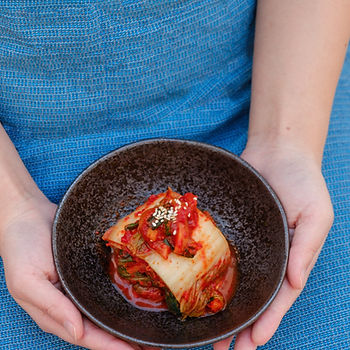 Fermentiertes Kimchi in einer Schale – fürs Mikrobiom